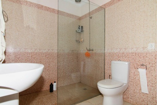 Eines von 3 Badezimmer