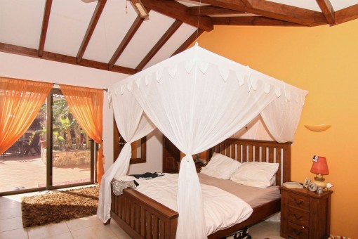 Schlafzimmer mit direktem Zugang zur Terrasse